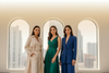 Fondo de banner de moda de alta resolución, con mujeres elegantes vistiendo ropa moderna y sofisticada, posando de manera natural. Iluminación suave y premium, fondo limpio y minimalista, colores vibrantes pero elegantes. Enfoque en sofisticación, lujo y estilo de vida. Sin texto, con suficiente espacio en la parte superior para una barra de información desplazable. Composición cinematográfica, ultra detallada, estilo fotografía de moda profesional."